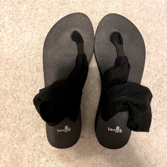Sanuk sandals - Picture 1 of 5